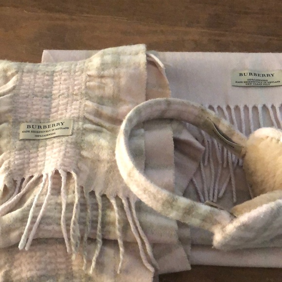 Burberry cashmere scarf - Picture 3 of 8